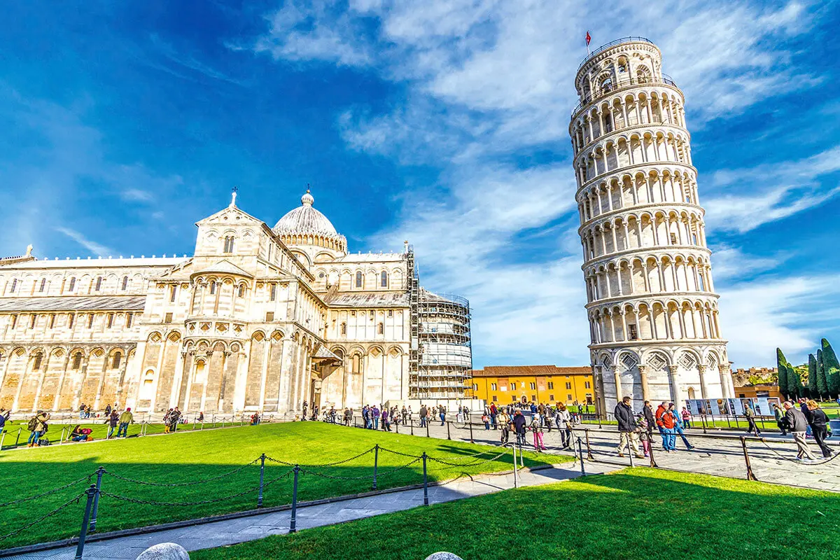 イタリアのピサの斜塔、なんで倒れないの？